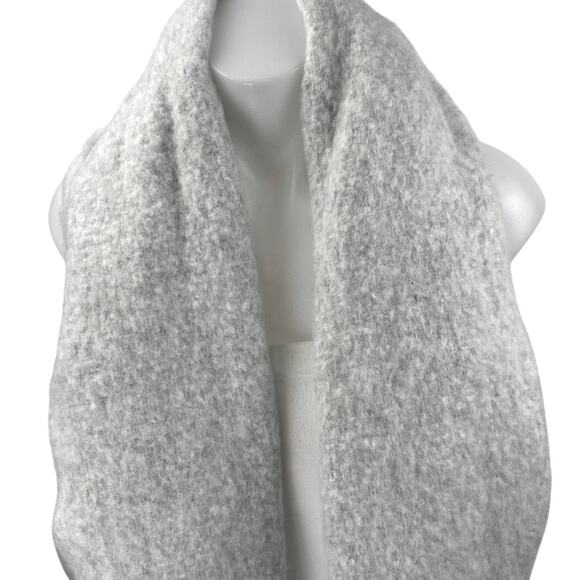 American Eagle Light Gray Fleece Fringe Hem Neck Shawl Wrap Scarf One Size - Picture 2 of 4